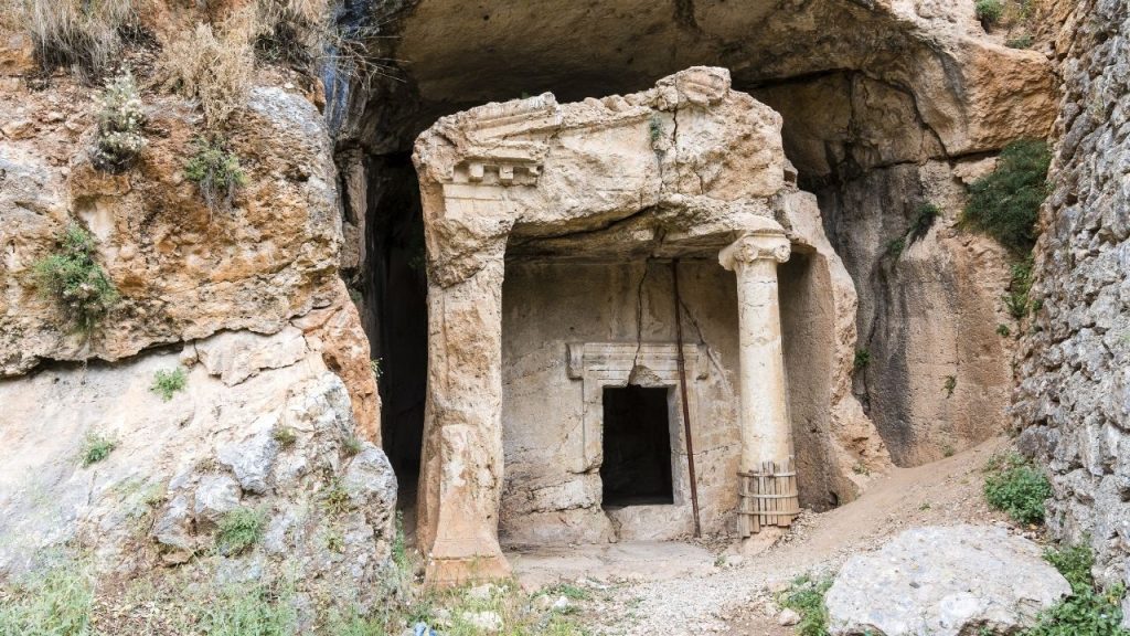 Akyaka Gezi Rehberi ve Gezilecek Yerler - Kaya Mezarları