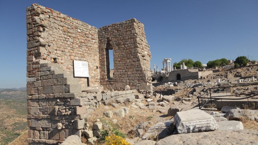 Bergama Gezi Rehberi ve Gezilecek Yerler - Athena Tapınağı