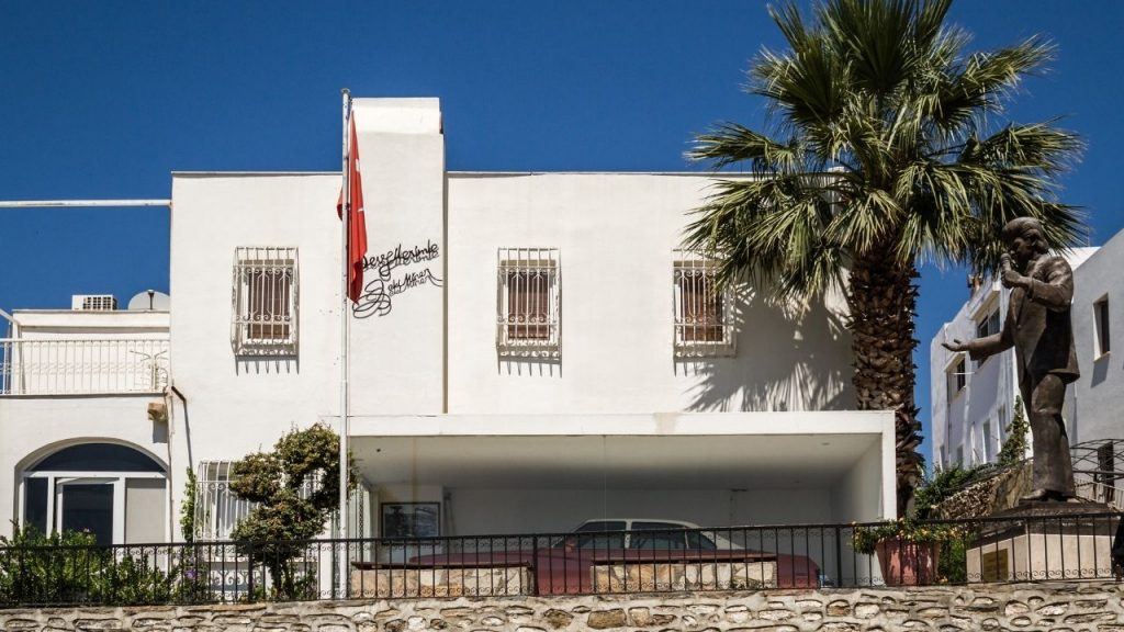 Bodrum Gezi Rehberi Denizden Sıkılanlar İçin Öneriler - Zeki Müren Müzesi