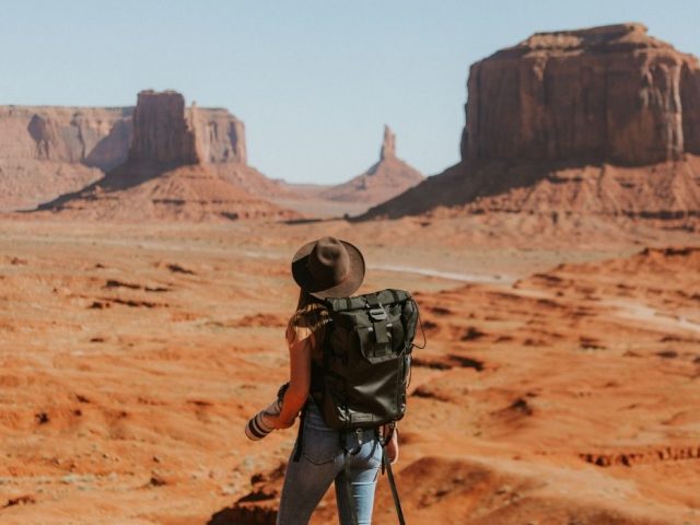 Yalnız Seyahat Etmek: Faydaları & Öneriler